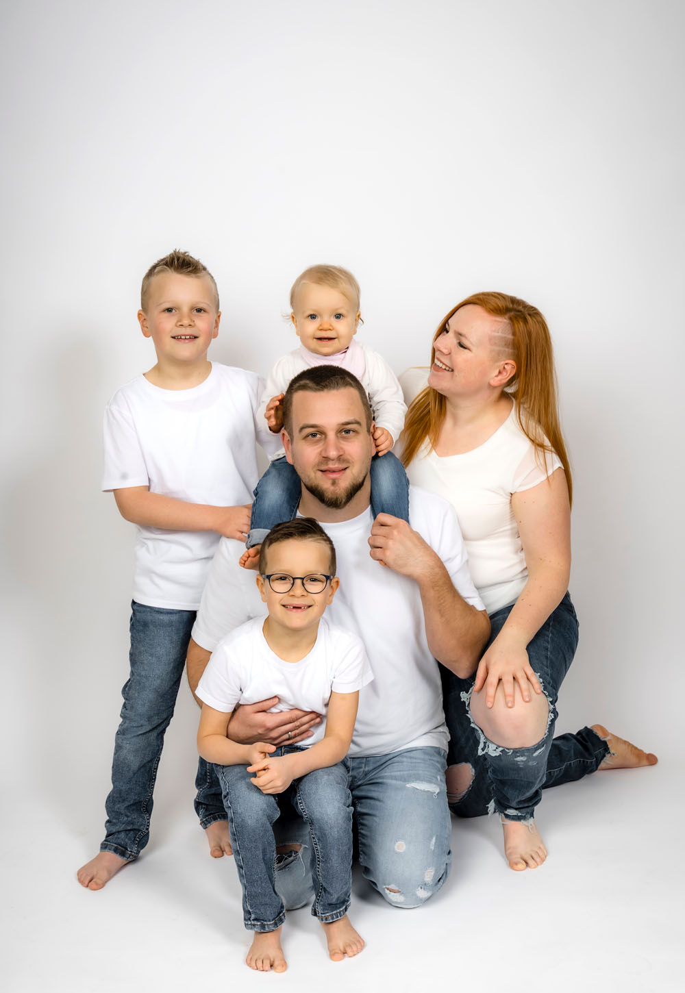 Familienfoto zu fünft. Alle in weissen Shirts vor weissem Hintergrund. Fotografiert bei uns im fotostudio in Weinheim,