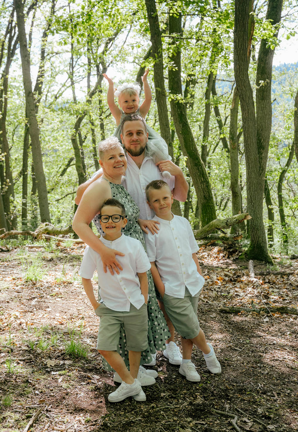 Familien Fotoshooting in der Natur aufgenommen von den Fotografen vom Fotostudio Fischer in Weinheim